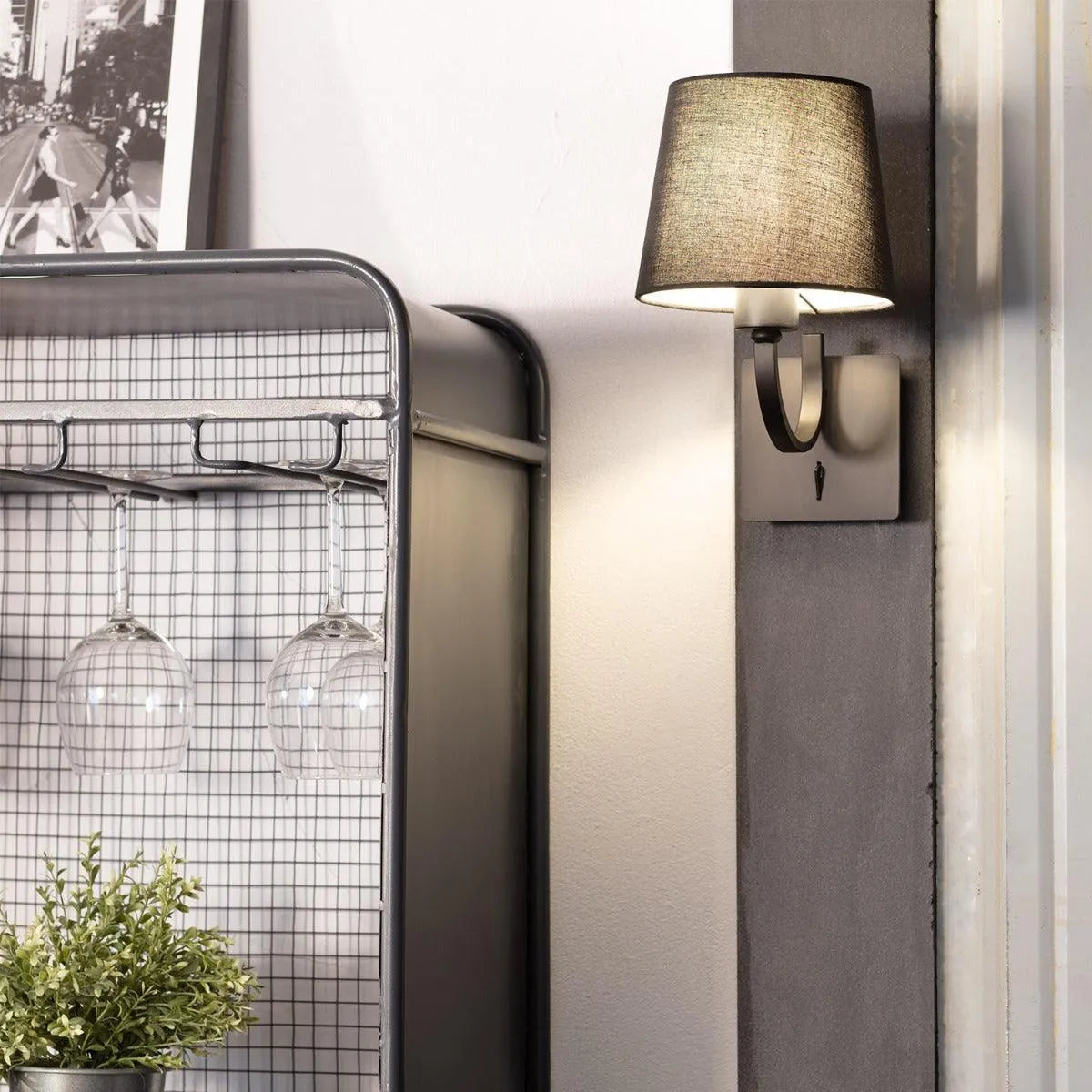 Wandlamp zwart met  stekker en schakelaar zwart stoffen kap