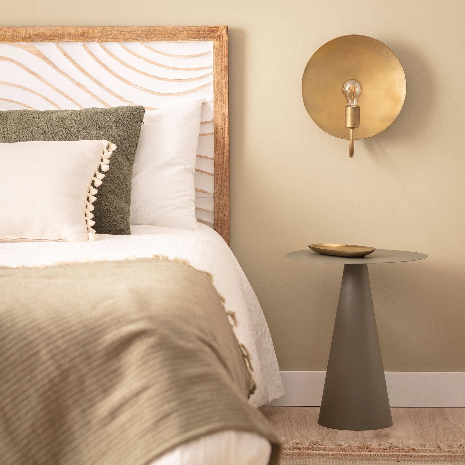 Wandlamp goud naast bed leeslamp metaal