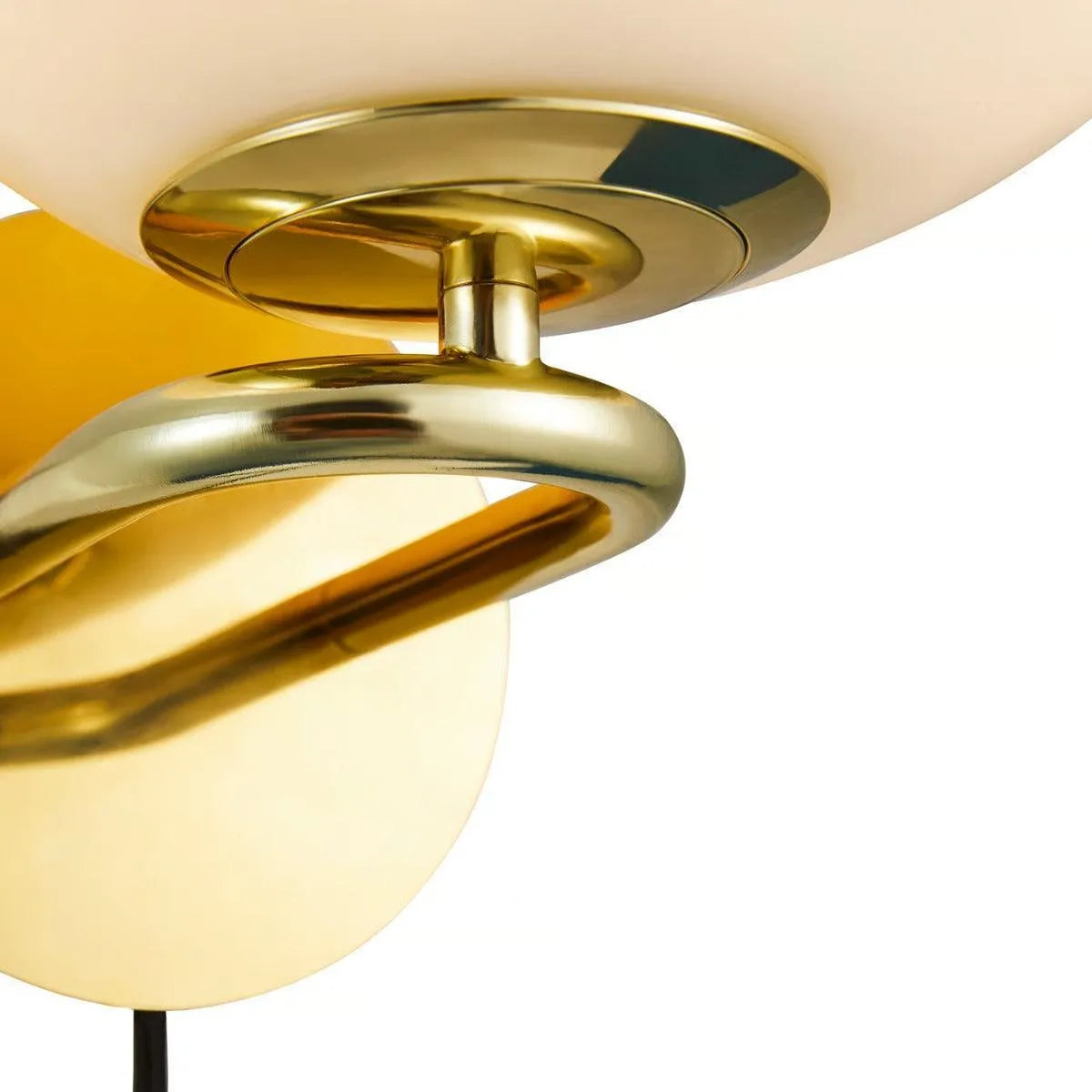 Wandlamp messing & mondgeblazen opaalglazen kap DFTP 'Shapes' - FOIR