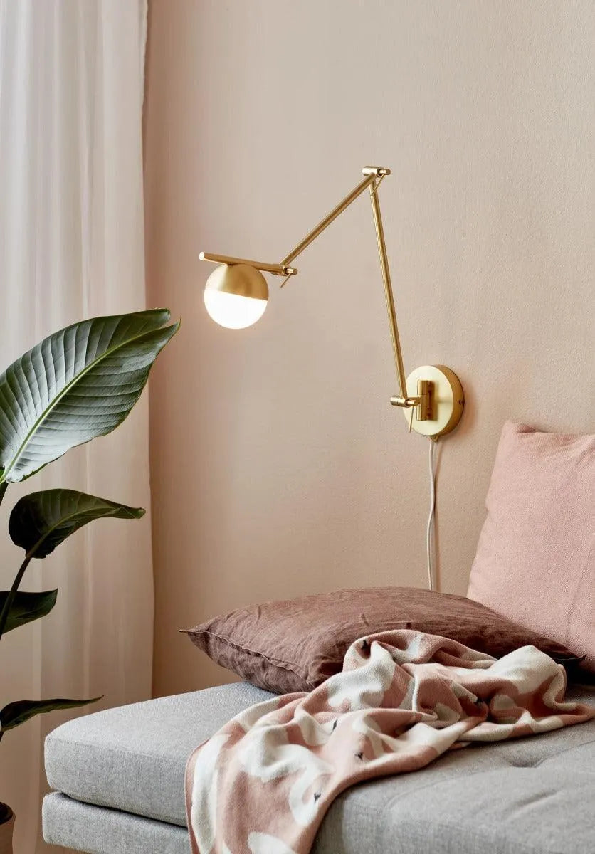 Wandlamp messing opaalglas schakelaar verstelbaar nordlux design