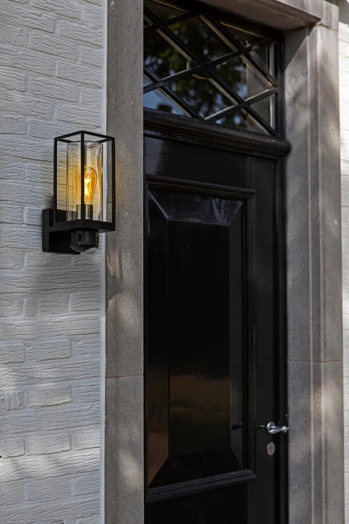 Buitenlamp met camera  glas voor bij de voordeur