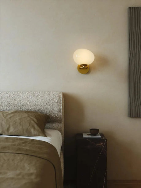 Wandlamp messing & mondgeblazen opaalglazen kap DFTP 'Shapes' - FOIR