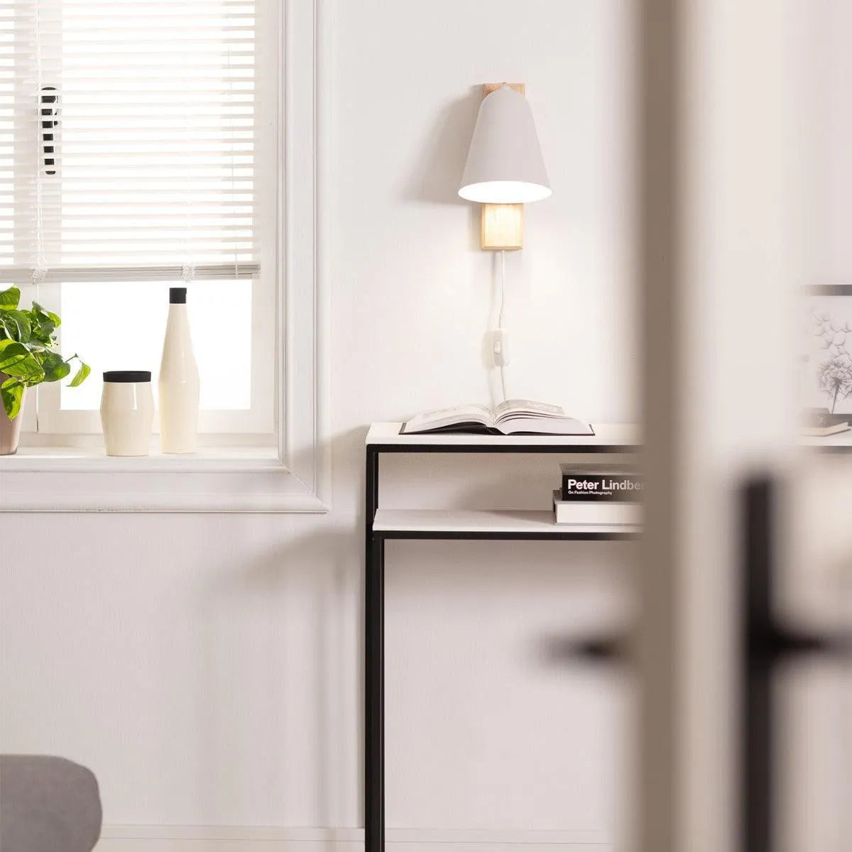 Wandlamp wit met stekker metaal led lamp