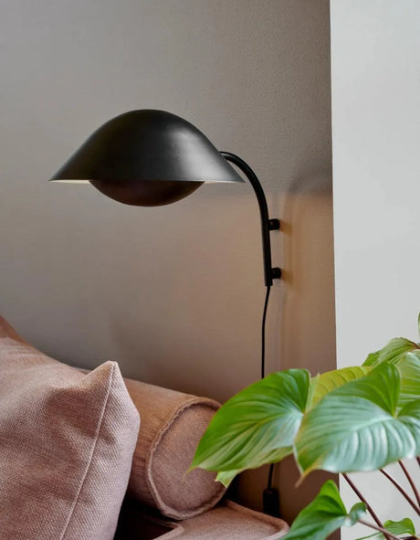 Wandlamp zwart schakelaar en E14 fitting nordlux designverlichting 