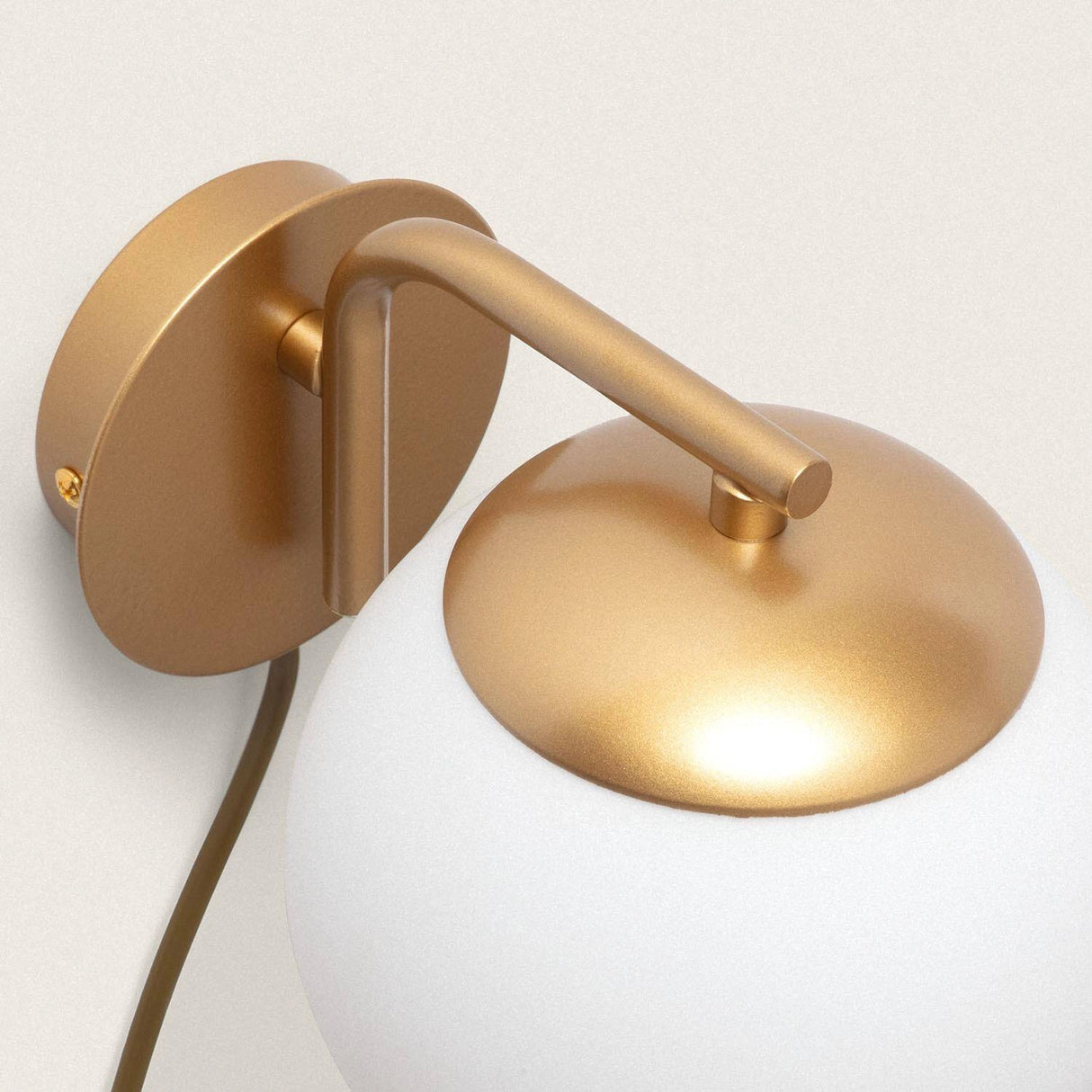 Wandlamp goud opaal glas met stekker 'Moon' e14
